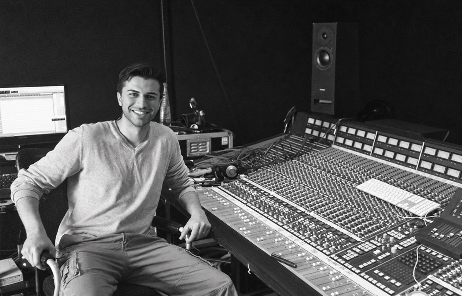 Simone Renzi al banco SSL 5000 della regia